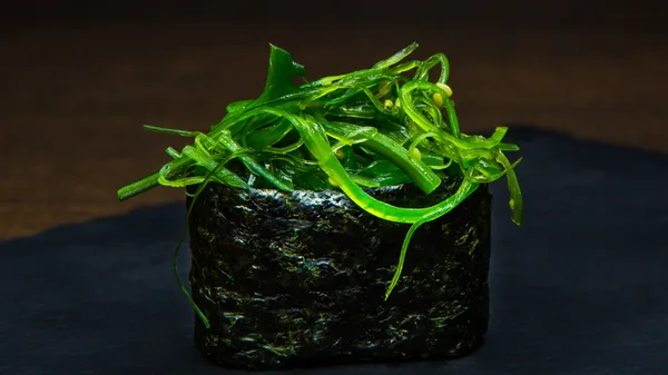 Gunkan su wakame (1 vnt.)